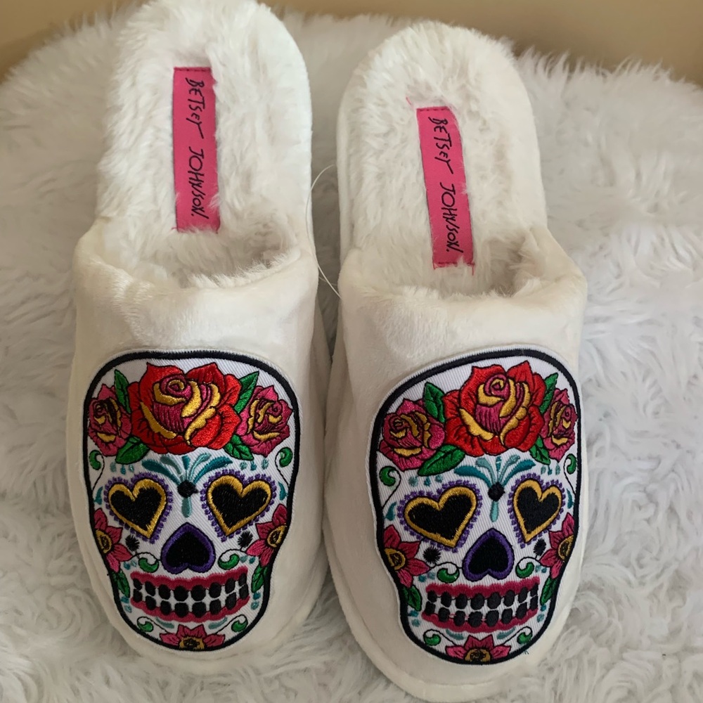 BETSY JOHNSON ladies white Sugar Skull Scuff poly slippers size 7-8 VGUC